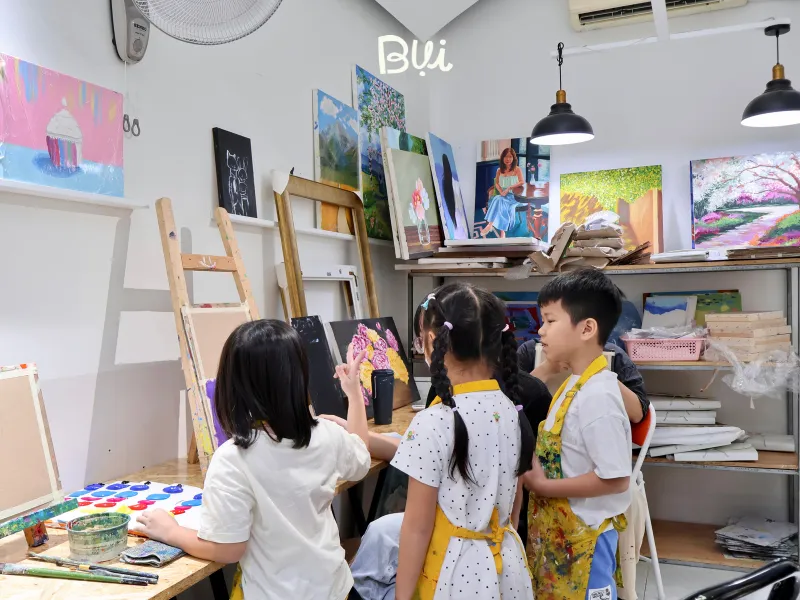 Môi trường học sáng tạo, tích cực, tạo sự thoải mái cho bé Môi trường học vẽ tại Mỹ Thuật Bụi tạo sự thoải mái cho bé