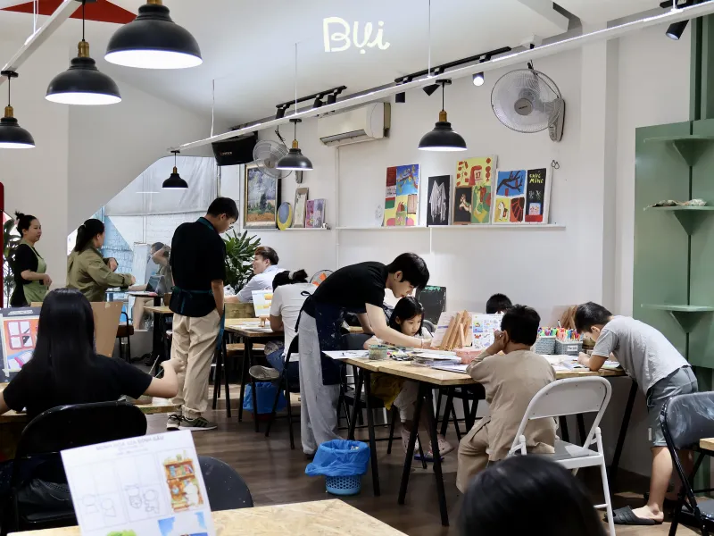 Không gian lớp học và trải nghiệm học tại Mỹ Thuật Bụi