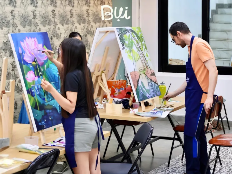 Không gian học vẽ mở, thoải mái như studio nghệ thuật tại Mỹ Thuật Bụi Quận 7
