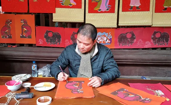 Nghệ nhân phục dựng tranh đỏ Kim Hoàng Nghệ nhân phục dựng tranh đỏ Kim Hoàng