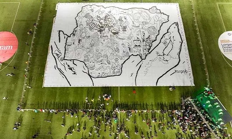 "Unity in Diversity" bức tranh vẽ tay lớn nhất do một cá nhân thực hiện, 1.004,7 m², của Fola David (Nigeria), 2024